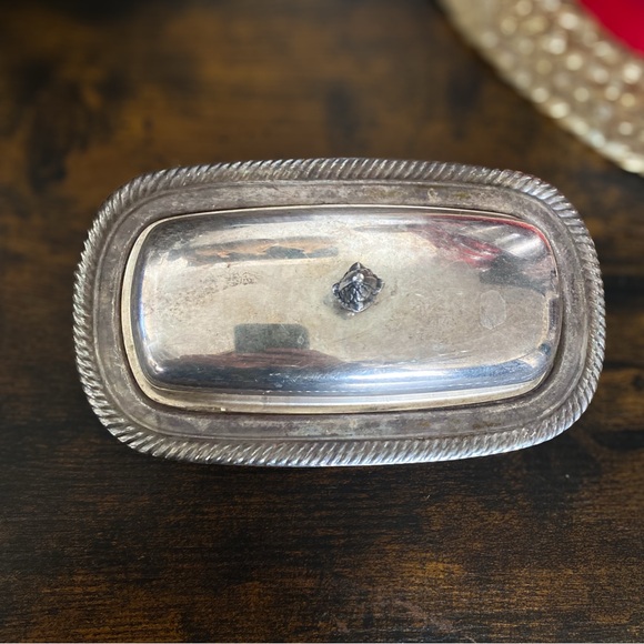 Vintage 1950s Wm Rogers Silver Plate Butter Dish With Cover - Picture 2 of 3
